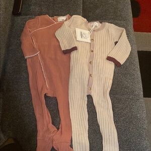 Hadas /ming baby set of two KNITTED FOOTIE NATURAL & SHELL PINK size 6-9 m​